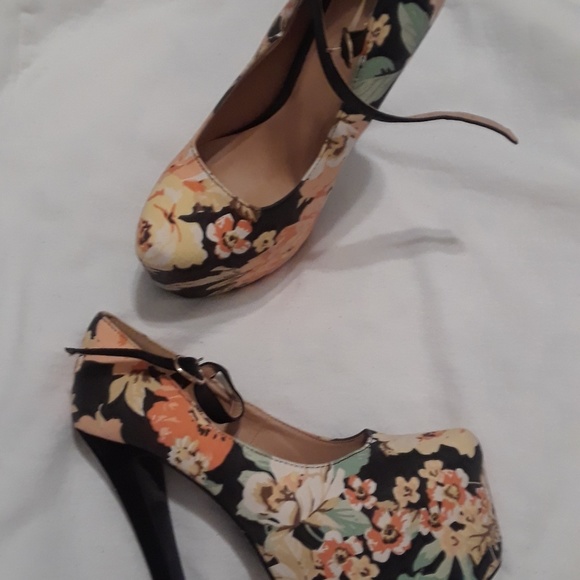 7" heels - Picture 3 of 3